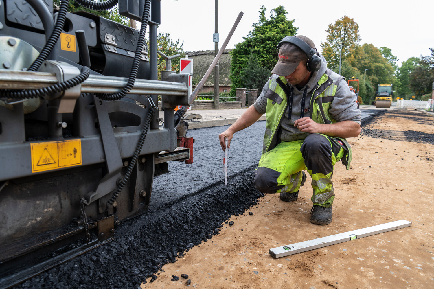 HOFF Ihre Profis für Asphaltarbeiten, Straßenbau und Kanalbau